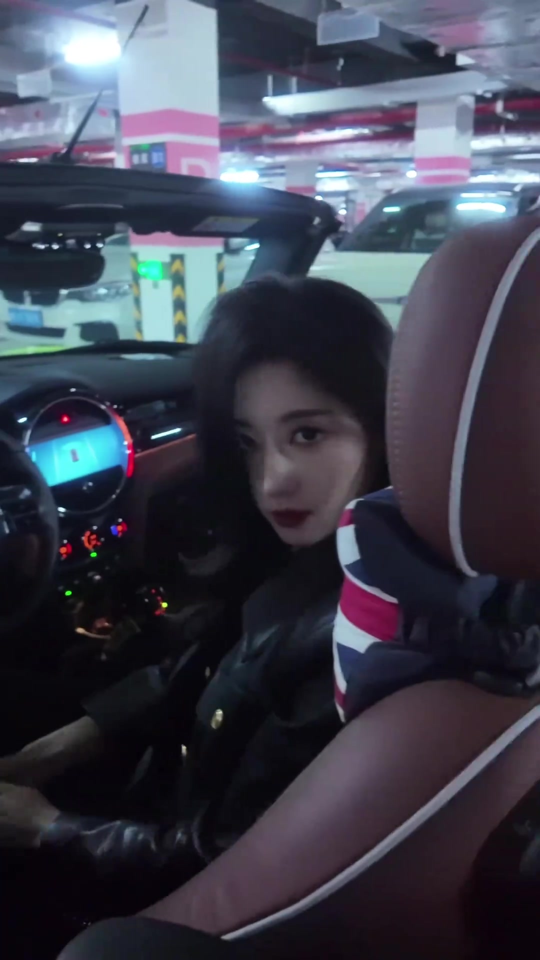 帅！LPL主持张小薇分享视频：卷发＆黑色皮衣