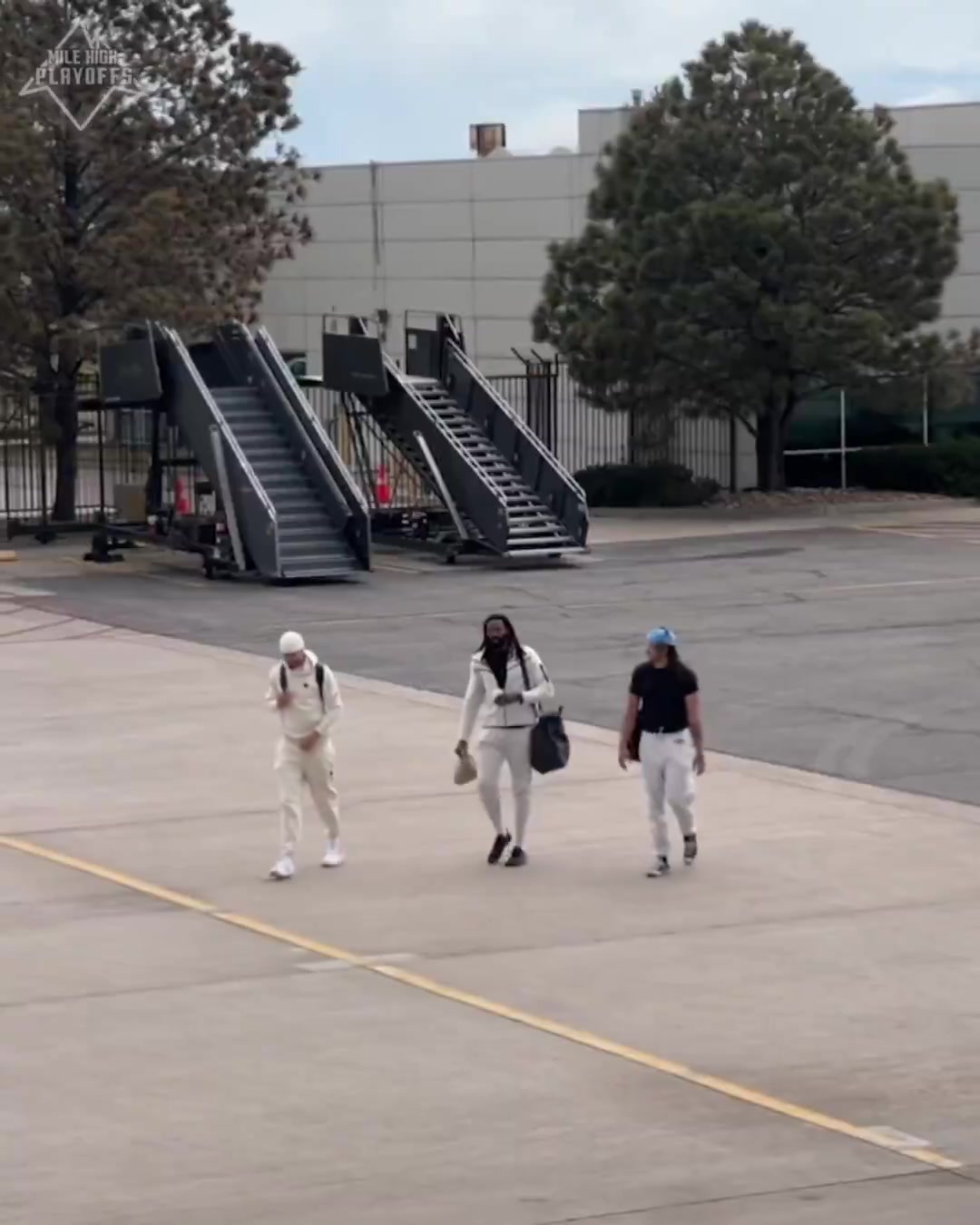 真要带伤打抢七？🤔掘金官推晒登机照：腿筋拉伤的戈登随队出征